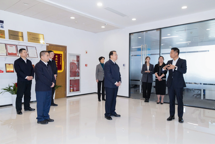 上海市长龚正一行察看AI知名人力资源服务公司纽约国际588888国际的AI赋能人力资源数据动态分析平台
